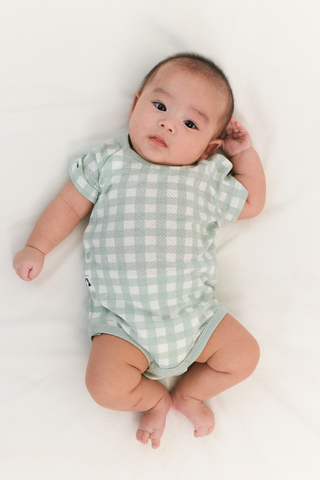 Newborn コットンメッシュボディスーツ